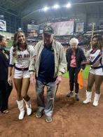 Astros honor two WWII veterans at World Series, Game 2